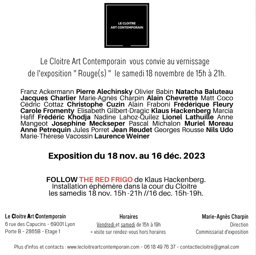 Exposition, art contemporain, rouge, masque, plumes, perle, noir,